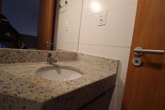 Banheiro de kitnet/studio para alugar com 1 quarto, 22m² em Caminho das Árvores, Salvador