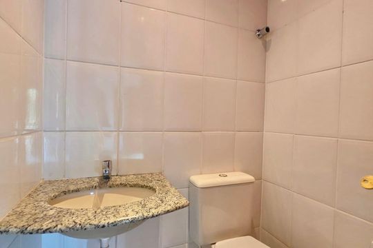 Banheiro da Suíte 4 de casa de condomínio para alugar com 4 quartos, 300m² em Balneário Água Limpa, Nova Lima