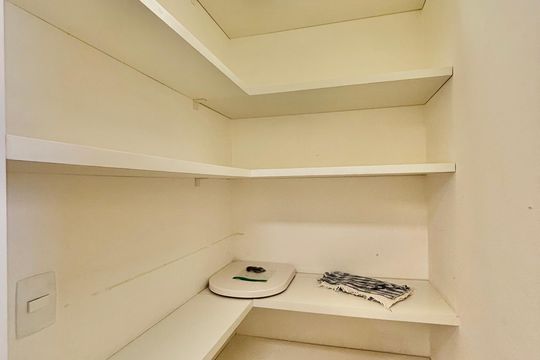 Dispensa de apartamento para alugar com 3 quartos, 172m² em Centro Empresarial Tamboré, Santana de Parnaíba