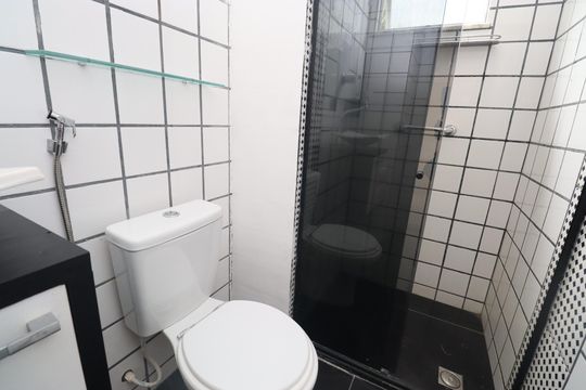 Banheiro de apartamento para alugar com 2 quartos, 52m² em Trobogy, Salvador