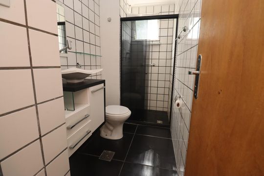 Banheiro de apartamento para alugar com 2 quartos, 52m² em Trobogy, Salvador