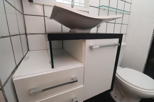 Banheiro de apartamento para alugar com 2 quartos, 52m² em Trobogy, Salvador