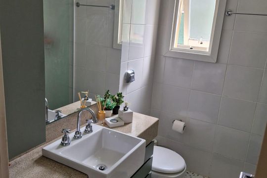 Banheiro de apartamento à venda com 2 quartos, 68m² em Santo Antônio, Porto Alegre