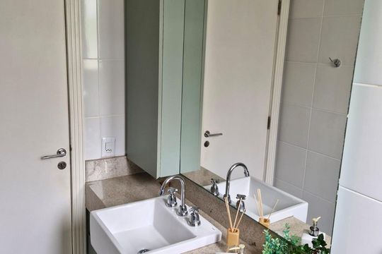 Banheiro de apartamento à venda com 2 quartos, 68m² em Santo Antônio, Porto Alegre