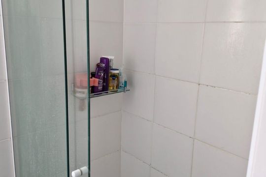 Banheiro de apartamento à venda com 2 quartos, 68m² em Santo Antônio, Porto Alegre