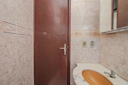 Banheiro Social de casa para alugar com 5 quartos, 80m² em Vila Jardim, Porto Alegre