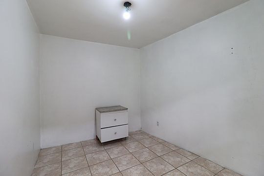 Quarto de serviço de apartamento para alugar com 2 quartos, 120m² em Jardim Itu, Porto Alegre