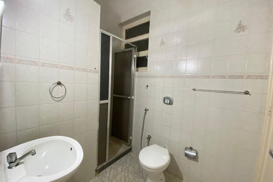 Banheiro de apartamento para alugar com 1 quarto, 50m² em Higienópolis, Rio de Janeiro