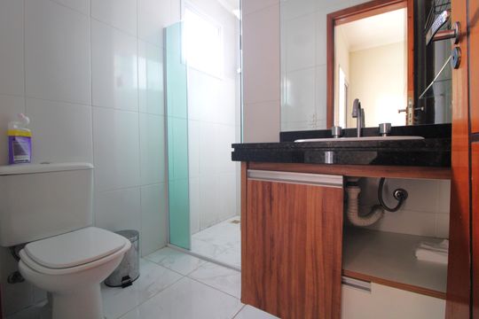 Suíte 1 / banheiro de casa para alugar com 2 quartos, 110m² em Jardim Lallo, São Paulo