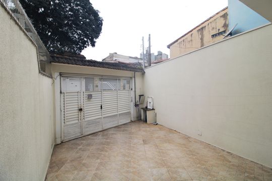 Garagem de casa para alugar com 2 quartos, 110m² em Jardim Lallo, São Paulo