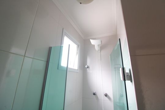 Suíte 1 / banheiro de casa para alugar com 2 quartos, 110m² em Jardim Lallo, São Paulo