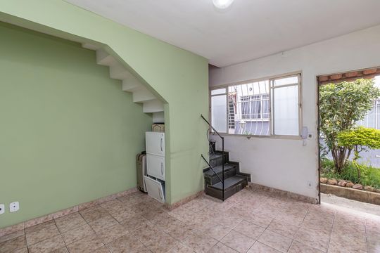 Sala de casa de condomínio para alugar com 2 quartos, 64m² em Heliópolis, Belo Horizonte
