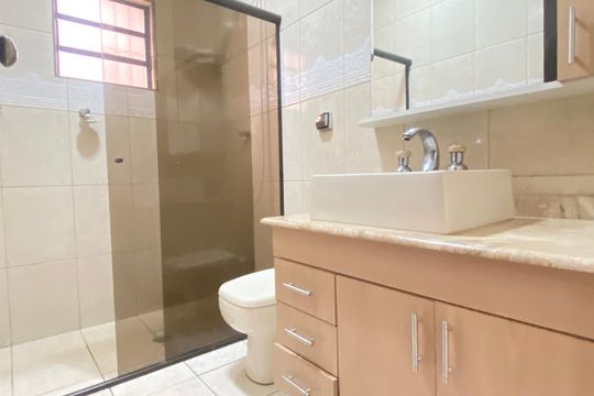 Banheiro 1 de casa para alugar com 3 quartos, 120m² em Ayrosa, Osasco