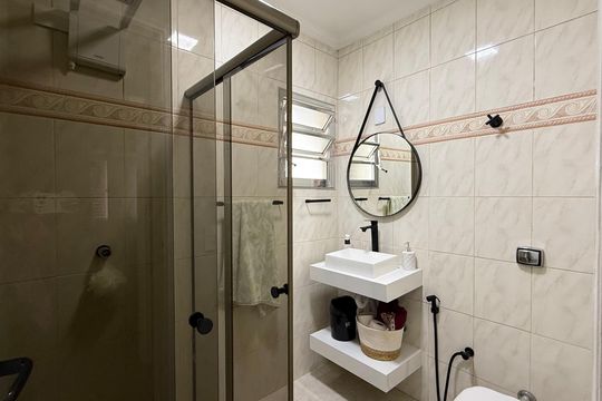 Banheiro Social de apartamento para alugar com 2 quartos, 75m² em Jardim Mar E Ceu, Guarujá