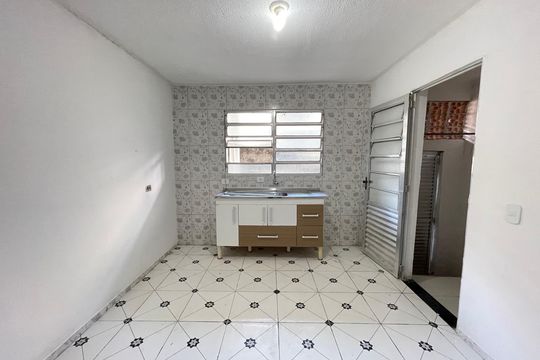 Cozinha de casa para alugar com 2 quartos, 80m² em Vila Dalva, São Paulo