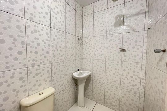 Banheiro de casa para alugar com 2 quartos, 80m² em Vila Dalva, São Paulo