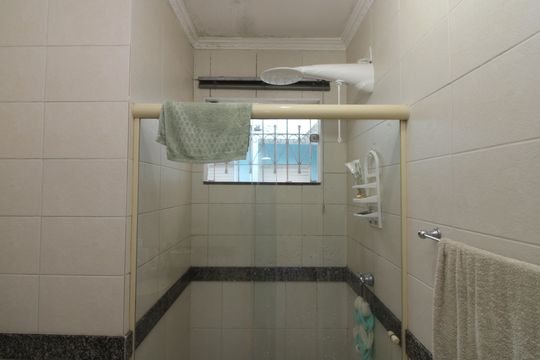 Banheiro social de casa à venda com 3 quartos, 240m² em Jardim Santa Maria, São Paulo