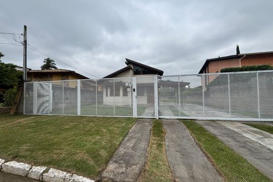 Fachada de casa de condomínio para alugar com 3 quartos, 120m² em Bairro do Maranhao, Cotia