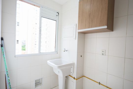 Área de serviço de apartamento para alugar com 2 quartos, 44m² em Conceicao, Osasco