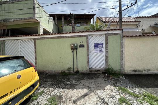 Fachada + placa de casa para alugar com 2 quartos, 50m² em Madureira, Rio de Janeiro