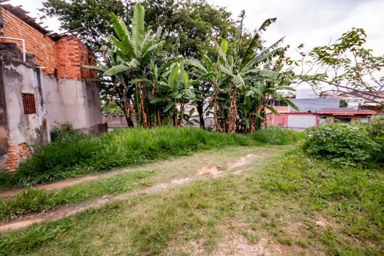 Garagem de casa à venda com 2 quartos, 720m² em Glória, Belo Horizonte