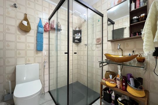 Banheiro de apartamento à venda com 2 quartos, 70m² em Vila Marari, São Paulo