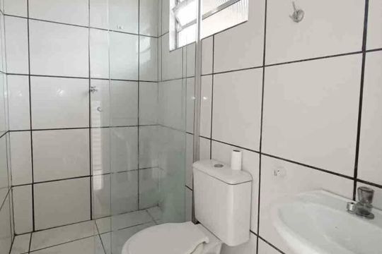 Banheiro de kitnet/studio para alugar com 1 quarto, 45m² em Centro Histórico, Porto Alegre