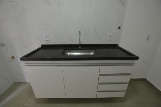 Cozinha de apartamento para alugar com 2 quartos, 53m² em Cascadura, Rio de Janeiro