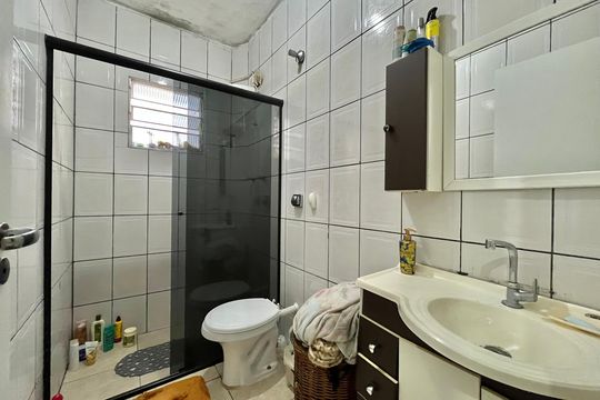Banheiro de casa à venda com 2 quartos, 100m² em Cidade Domitila, São Paulo