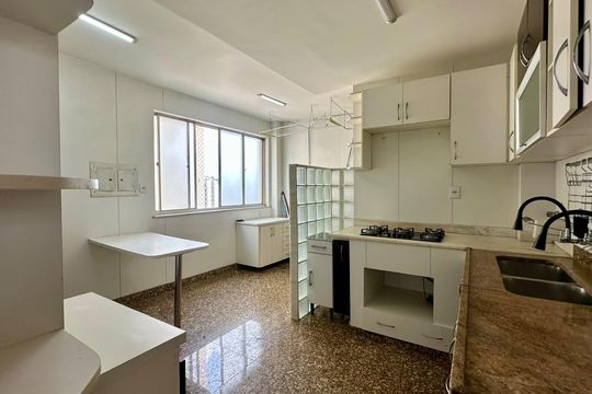 Cozinha de apartamento à venda com 4 quartos, 145m² em Alto Barroca, Belo Horizonte
