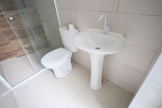 Banheiro de kitnet/studio para alugar com 1 quarto, 25m² em Rochdale, Osasco