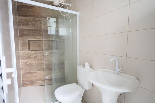 Banheiro de kitnet/studio para alugar com 1 quarto, 25m² em Rochdale, Osasco