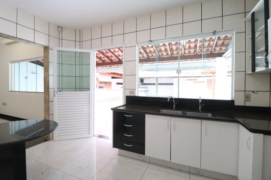 Cozinha de casa para alugar com 3 quartos, 500m² em Jardim Karaíba, Uberlândia