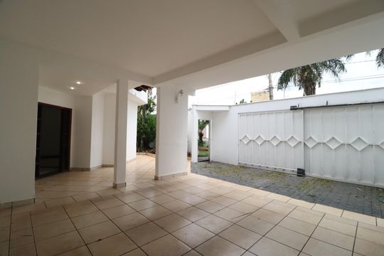 Garagem de casa para alugar com 3 quartos, 500m² em Jardim Karaíba, Uberlândia