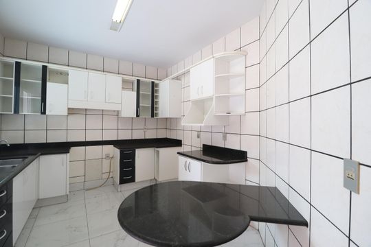 Cozinha de casa para alugar com 3 quartos, 500m² em Jardim Karaíba, Uberlândia