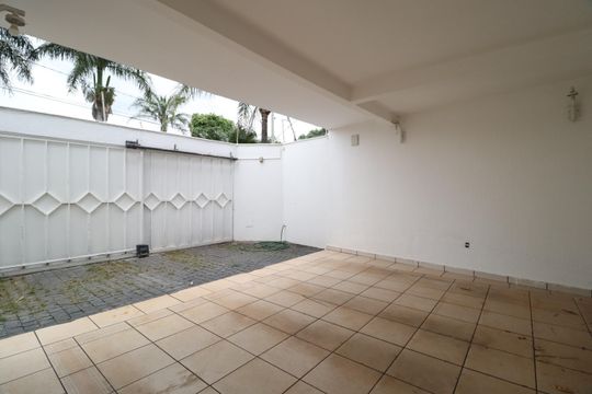 Garagem de casa para alugar com 3 quartos, 500m² em Jardim Karaíba, Uberlândia