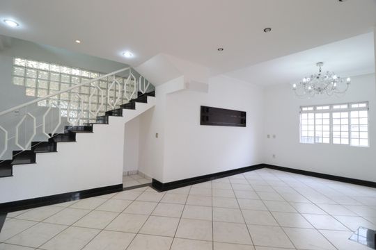 Casa para alugar com 3 quartos, 500m² em Jardim Karaíba, Uberlândia