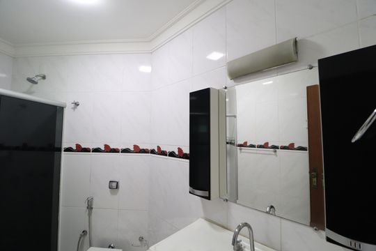 Banheiro do Quarto 1 de casa para alugar com 3 quartos, 500m² em Jardim Karaíba, Uberlândia