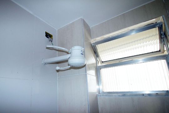 Banheiro de apartamento para alugar com 2 quartos, 49m² em Irajá, Rio de Janeiro