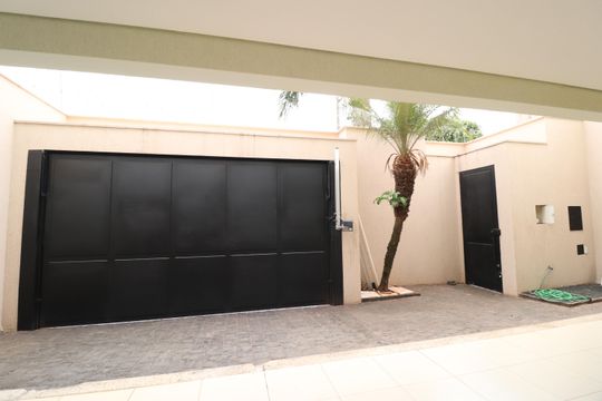 Casa para alugar com 4 quartos, 389m² em Presidente Roosevelt, Uberlândia
