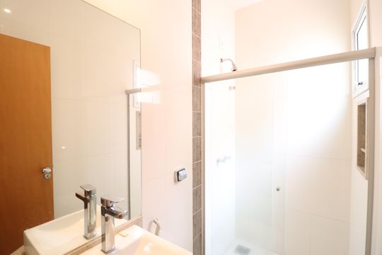 Banheiro do Quarto 1 de casa para alugar com 4 quartos, 389m² em Presidente Roosevelt, Uberlândia