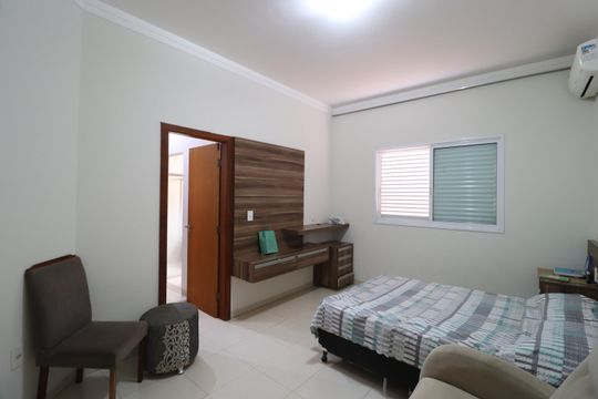 Banheiro do Quarto 2 de casa para alugar com 4 quartos, 389m² em Presidente Roosevelt, Uberlândia
