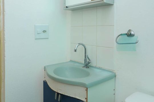 Banheiro  de apartamento à venda com 2 quartos, 50m² em Jardim Mirna, Taboão da Serra