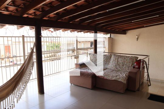 Casa à venda com 3 quartos, 190m² em Feliz, Goiânia