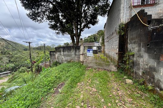 Fachada de casa à venda com 3 quartos, 300m² em Pilar Velho, Ribeirão Pires