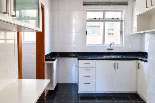 Cozinha de apartamento para alugar com 3 quartos, 74m² em Santo Antônio, Belo Horizonte