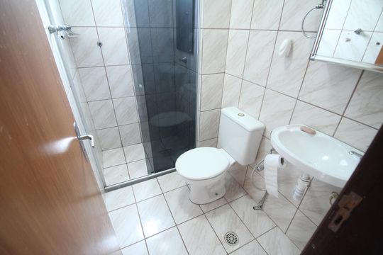 Banheiro de apartamento para alugar com 2 quartos, 50m² em Solar do Barreiro, Belo Horizonte