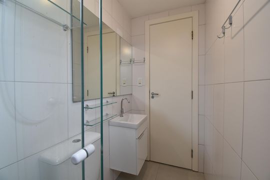 Banheiro de apartamento para alugar com 1 quarto, 64m² em Portão, Curitiba