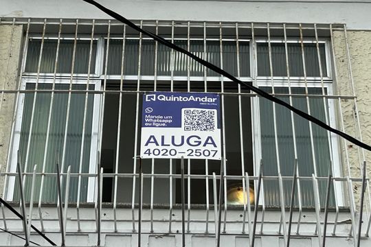 Fachada + placa de casa para alugar com 2 quartos, 79m² em Del Castilho, Rio de Janeiro