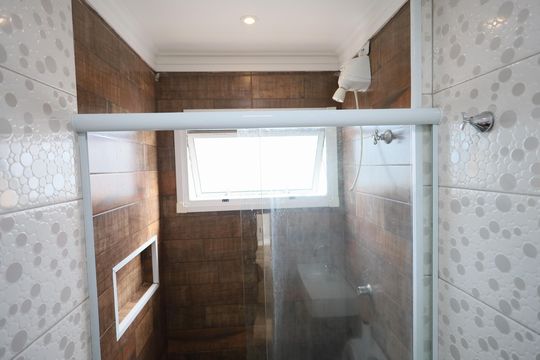 Banheiro de apartamento para alugar com 2 quartos, 48m² em São Pedro, Osasco